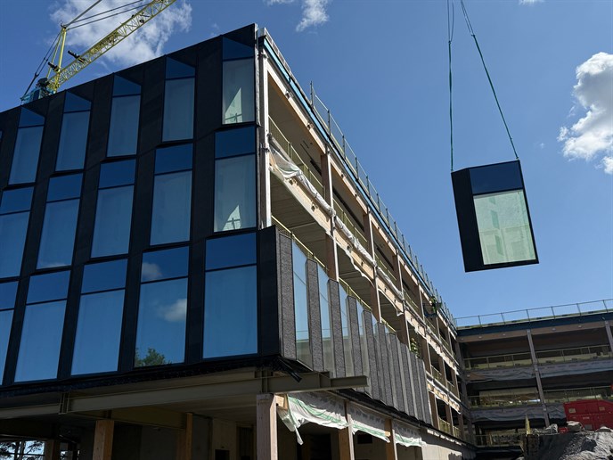 Himlen reflekteras i glasfasaden